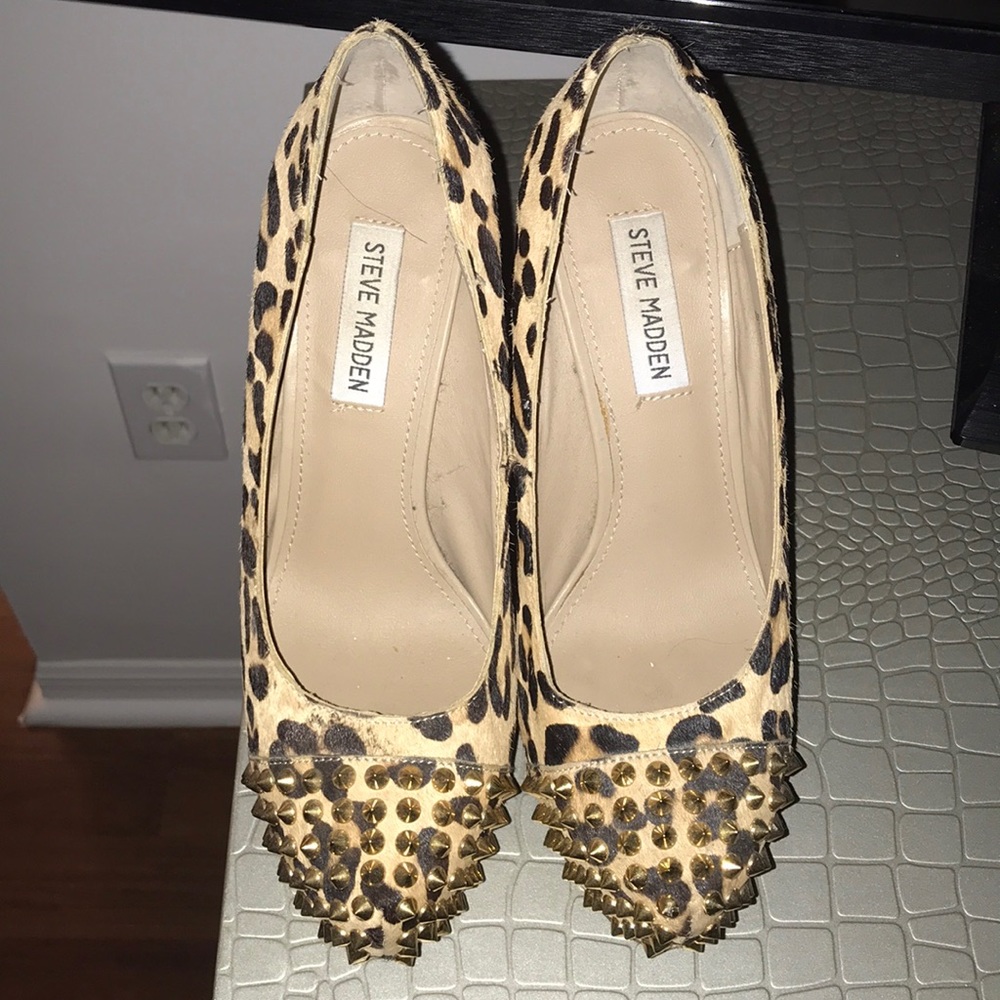 Cheetah pumps with gold spike heel tip accent!